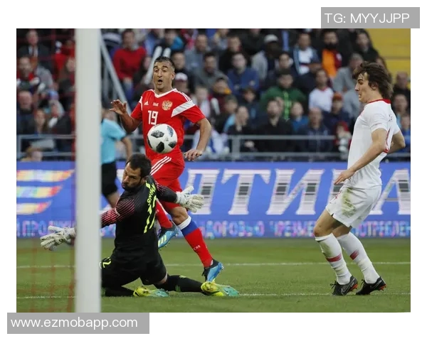 足球明星遭遇诈骗被迫拍广告事件引发广泛关注与讨论