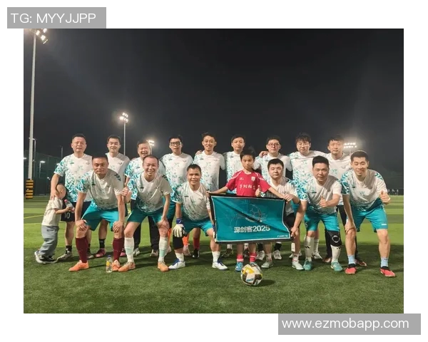 足球明星帅气亮相活动现场展现风采与魅力的精彩瞬间